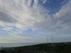 日本海と風車と大っきい空